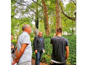 Der Meister und sein Lehrling â€“ Städtische Steinmetze restaurieren â€žAlten Friedhofâ€œ in Pirmas