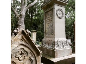 Der Meister und sein Lehrling – Städtische Steinmetze restaurieren „Alten Friedhof“ in Pirmas