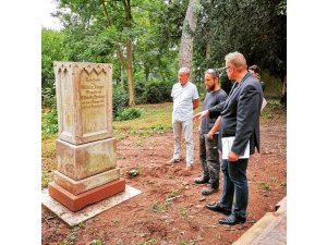 Der Meister und sein Lehrling – Städtische Steinmetze restaurieren „Alten Friedhof“ in Pirmas