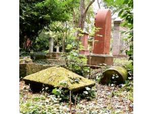 Der Meister und sein Lehrling – Städtische Steinmetze restaurieren „Alten Friedhof“ in Pirmas