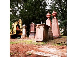 Der Meister und sein Lehrling â€“ Städtische Steinmetze restaurieren â€žAlten Friedhofâ€œ in Pirmas