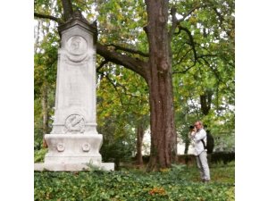 Der Meister und sein Lehrling â€“ Städtische Steinmetze restaurieren â€žAlten Friedhofâ€œ in Pirmas