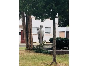 Ein Stück Pirmasenser Stadtgeschichte - â€žDrei Mädchenâ€œ am Pirmasenser Ehrenhof restauriert!