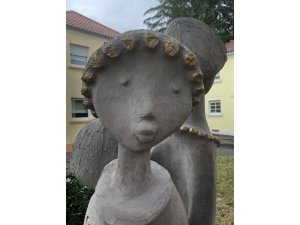 Ein Stück Pirmasenser Stadtgeschichte - „Drei Mädchen“ am Pirmasenser Ehrenhof restauriert!