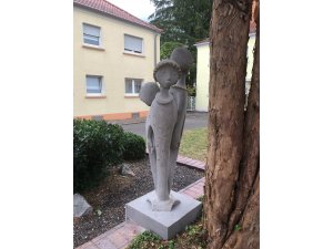 Ein Stück Pirmasenser Stadtgeschichte - â€žDrei Mädchenâ€œ am Pirmasenser Ehrenhof restauriert!
