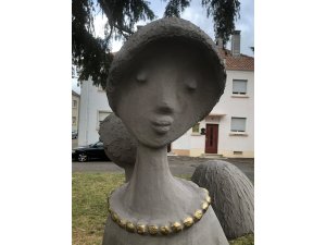 Ein Stück Pirmasenser Stadtgeschichte - â€žDrei Mädchenâ€œ am Pirmasenser Ehrenhof restauriert!