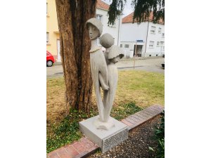 Ein Stück Pirmasenser Stadtgeschichte - â€žDrei Mädchenâ€œ am Pirmasenser Ehrenhof restauriert!