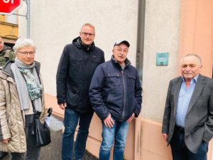 Winter auf dem Bauernmarkt - und eine Gedenktafel angebracht