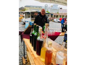 Winter auf dem Bauernmarkt - und eine Gedenktafel angebracht