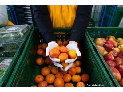 Glücksbringer verteilen erneut Lebensmittelpakete an Tafel-Kunden 